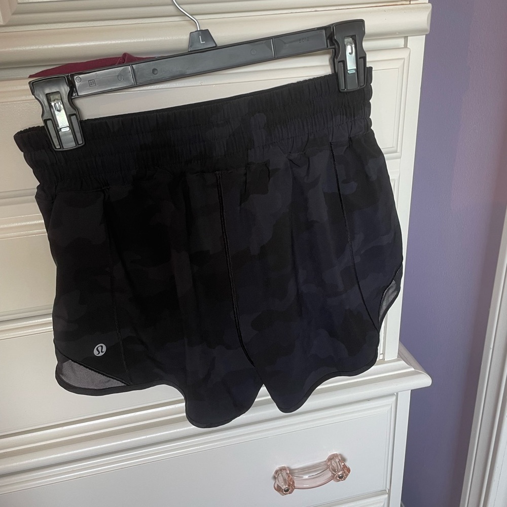 Lulu High rise hotty hot shorts 2.5inch size 6